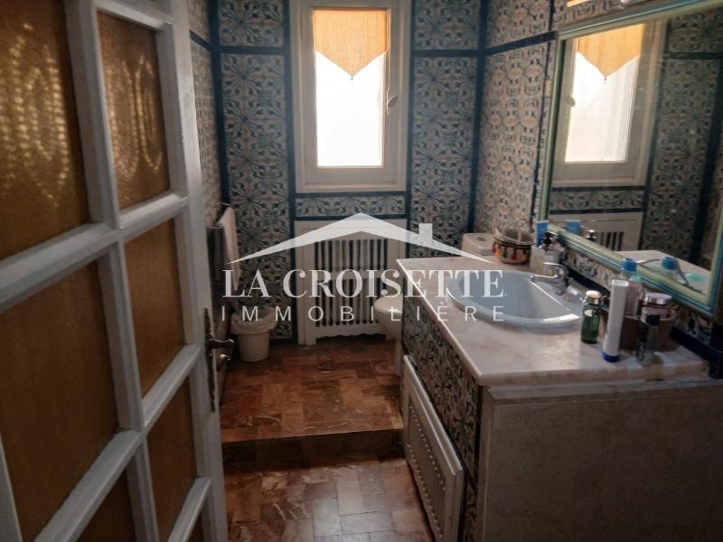 Villa S+4 avec piscine et jardin à La Marsa